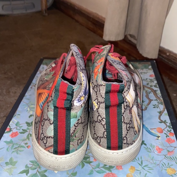 High top Gucci Shoes with Colorful Birds Printed and a metal tiger on the tongue - Picture 3 of 13